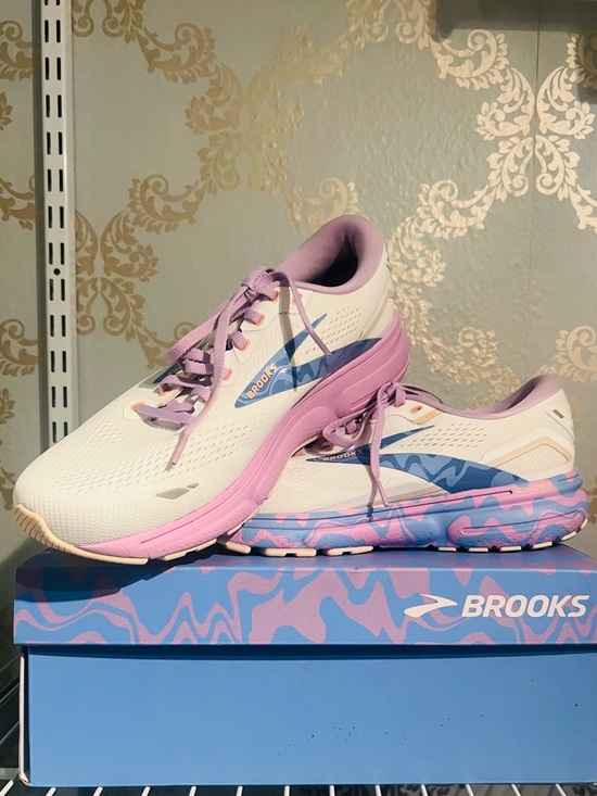Brooks Shoes - NEW IN BOX Brooks Women’s Ghost 15 Shoes